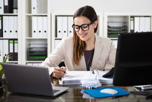 When to Hire a Fractional Accountant Instead of a Full-Time Employee